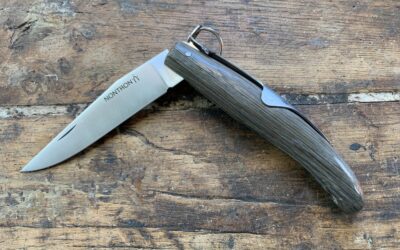 Un couteau Nontron du soldat exclusif en bois mitraillé