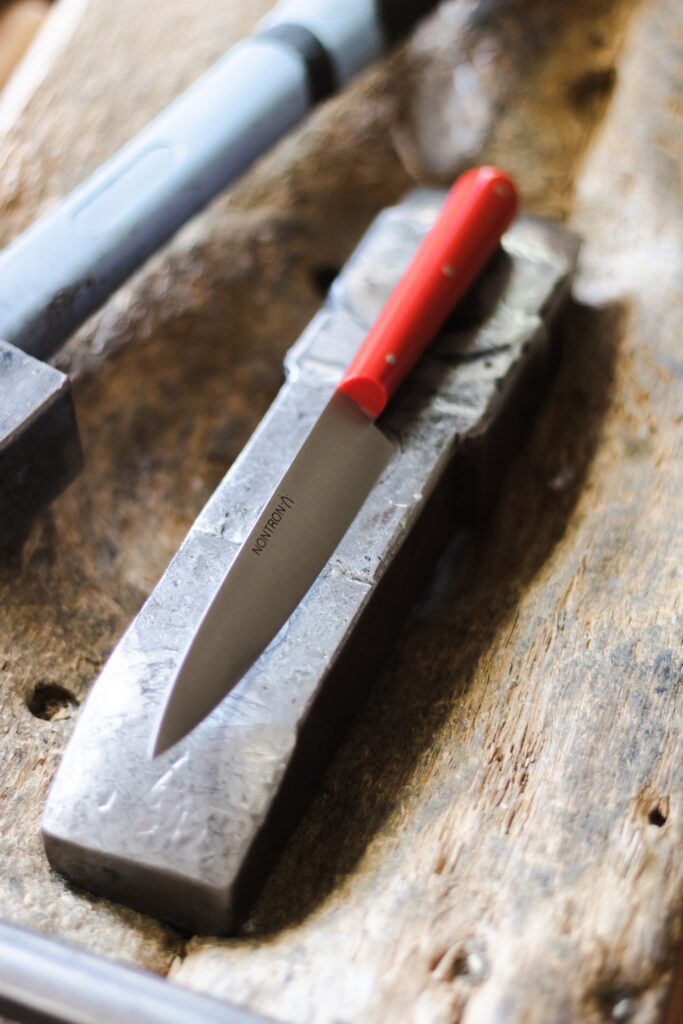couteaux de table Nontron aux manches acryliques Rouge
