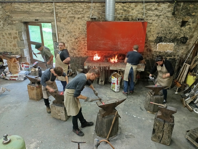forge d'un couteau à Nontron