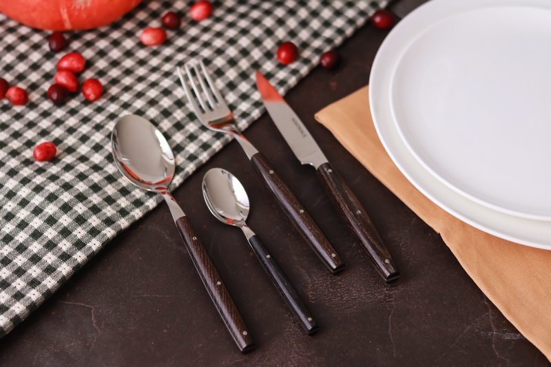 Découvrez la ménagère design Basic manche frêne densifié