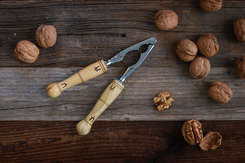 On casse les noix du Périgord avec l’accessoire Nontron indispensable