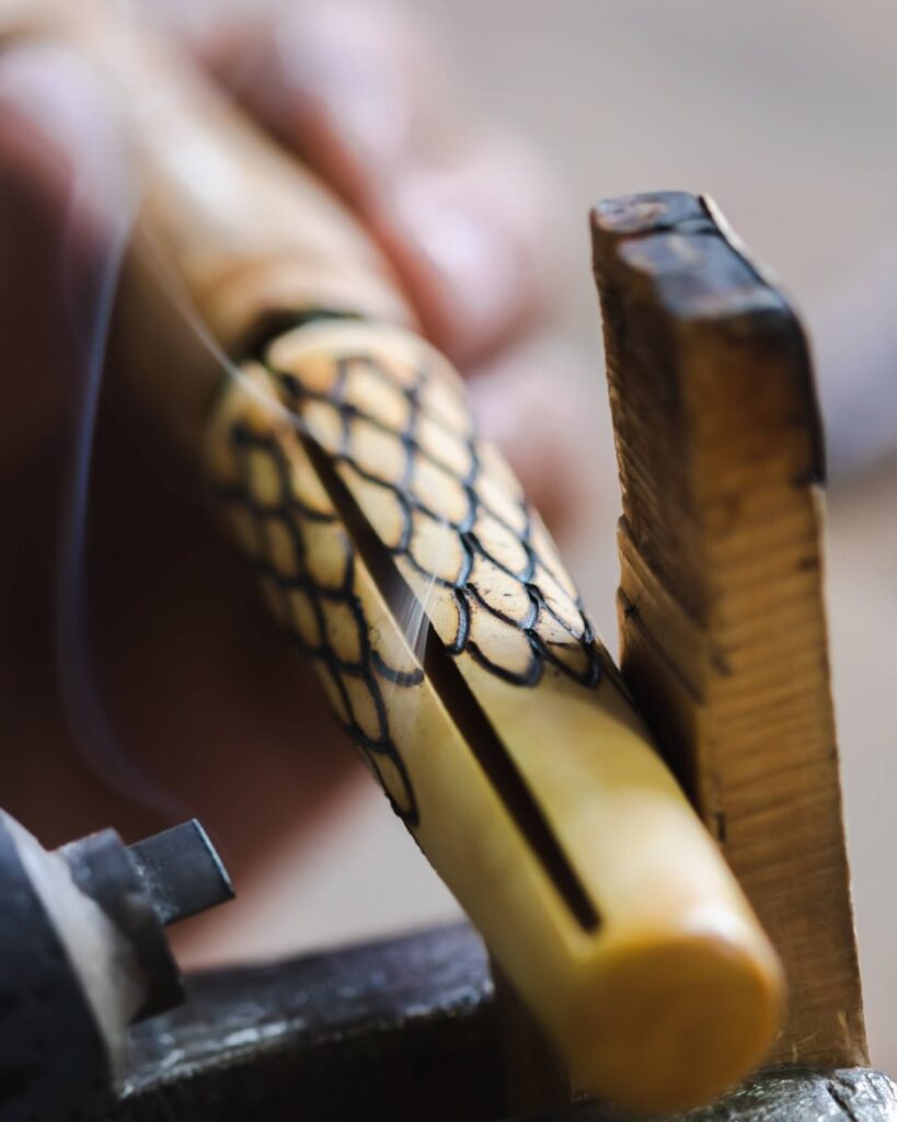 entretien d'un manche de couteau en buis pyrogravé