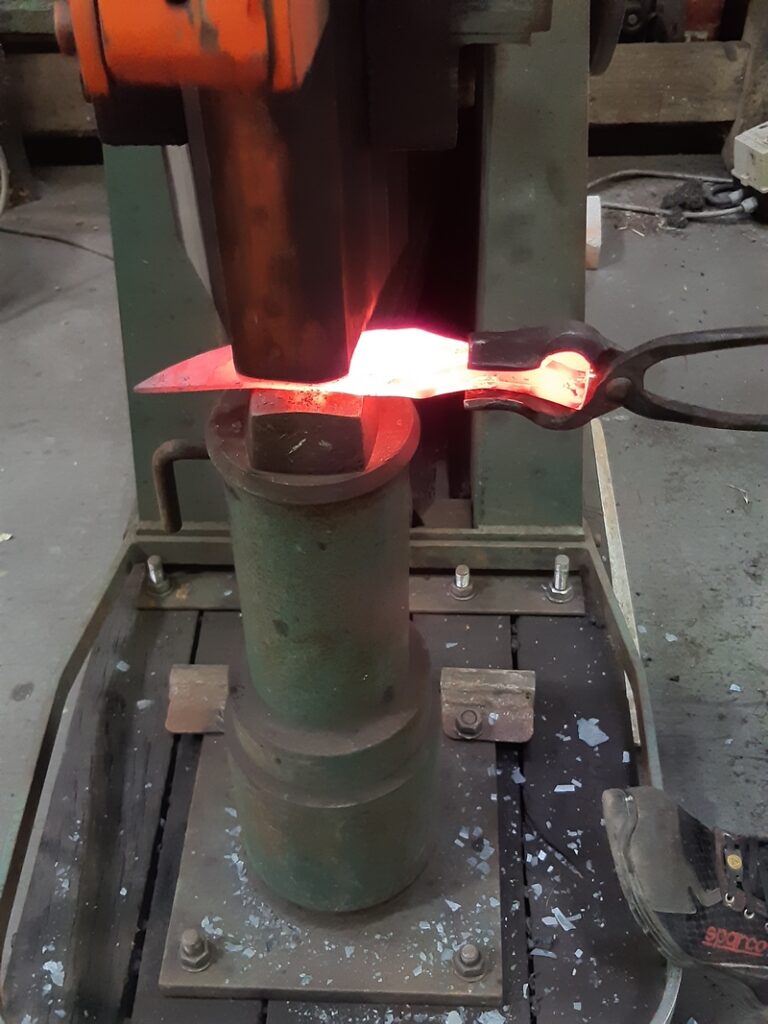 forge d¡un couteau Nontron fixe intégral à plate semelle inversée,